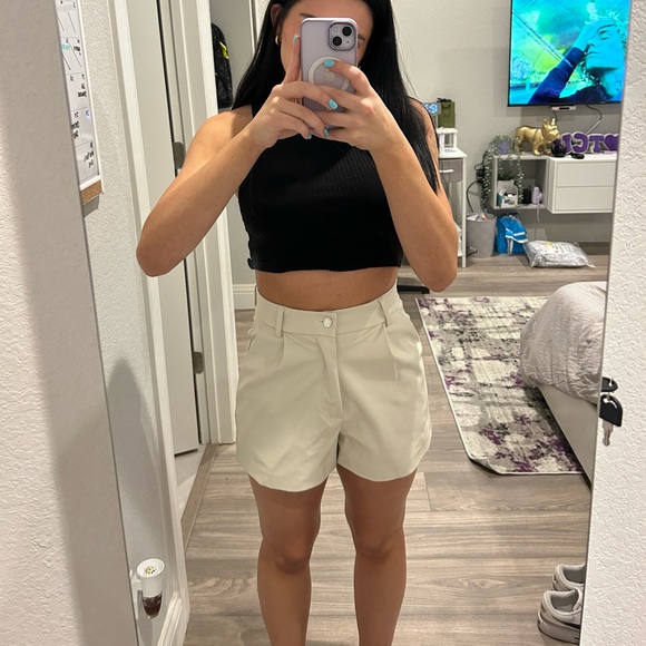 Creme leather shorts - Picture 1 of 4